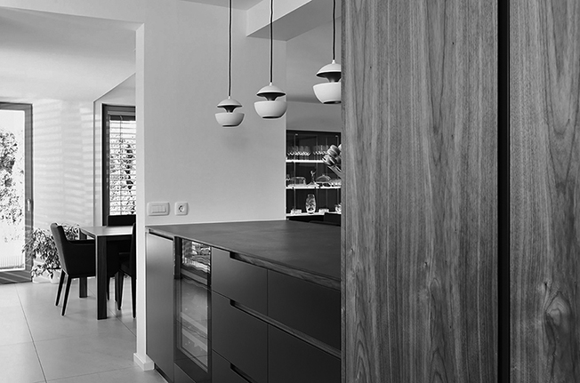 preureditev interierja hiše z kuhinjo v orehovem lesu